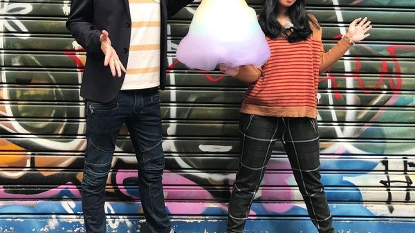 Lihat Pose Manis Ayushita Saat Cicip Gulali Sampai Makan Bareng Boneka