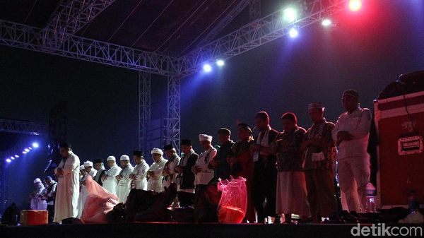 Foto: Syahdunya Salat Subuh Massa Aksi Bela Palestina di Monas