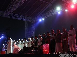 Foto: Syahdunya Salat Subuh Massa Aksi Bela Palestina di Monas Foto: Syahdunya Salat Subuh Massa Aksi Bela Palestina di Monas