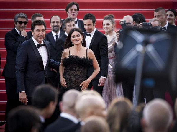 Pesona Penelope Cruz di Cannes yang Bikin Para Pria Terpana