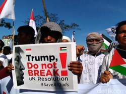 Umat Islam Surabaya Gelar Aksi Bela Palestina di Konjen Amerika