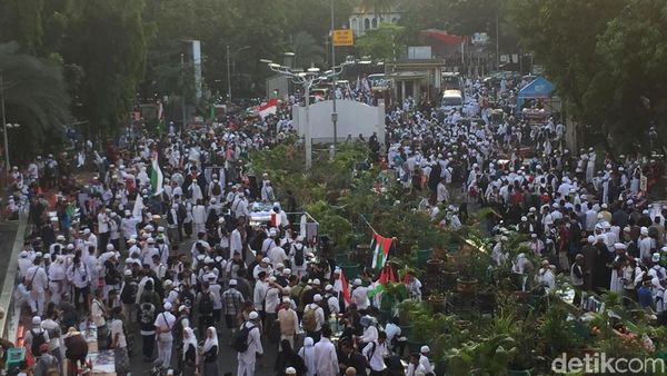 Foto: Massa Aksi Bela Palestina Long March ke Monas