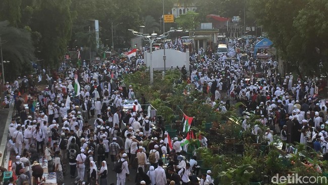 Massa Aksi Bela Palestina di Istiqlal Bergerak ke Monas Massa Aksi Bela Palestina di Istiqlal Bergerak ke Monas