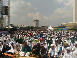 Anies dan Massa Aksi Bela Palestina Salat Jumat di Monas