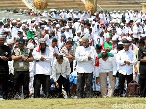 Momen Massa Aksi Bela Palestina Salat Jumat di Monas Momen Massa Aksi Bela Palestina Salat Jumat di Monas