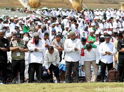 Momen Massa Aksi Bela Palestina Salat Jumat di Monas