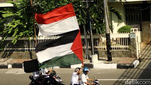 Massa Aksi 115 Bubar Kibarkan Merah Putih dan Bendera Palestina