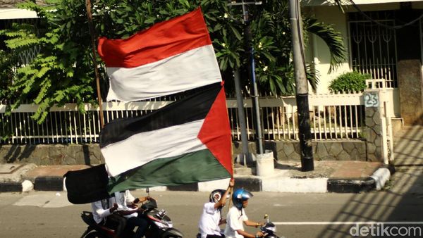 Massa Aksi 115 Bubar Kibarkan Merah Putih dan Bendera Palestina