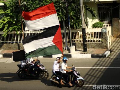 Massa Aksi 115 Bubar Kibarkan Merah Putih dan Bendera Palestina