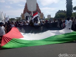 Pemuda Makassar Bentangkan Bendera Raksasa Palestina