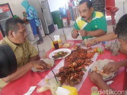 Nikmatnya Daging Kreco yang Disedot Langsung dari Cangkangnya