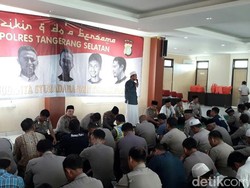 Polisi Salat Gaib untuk 5 Rekannya Korban Rusuh Mako Brimob