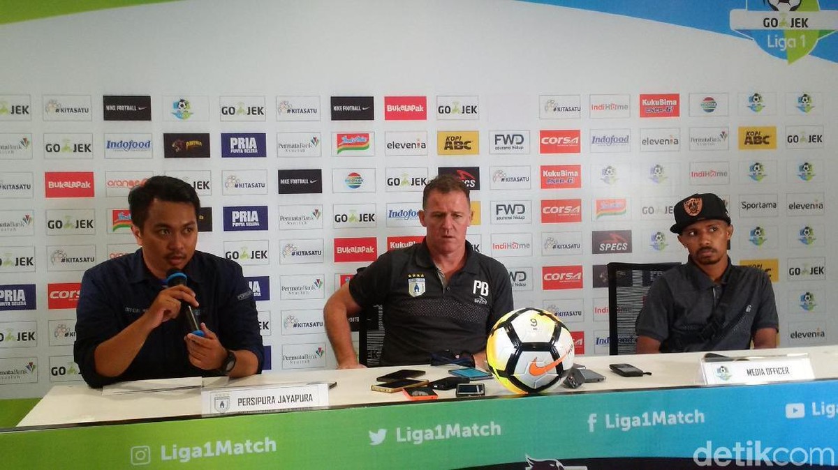 Pelatih PSMS Medan Peter Butler (tengah) (Foto: Mochamad Solehudin/detikSport)