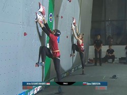 Gaya Hijab Atlet Jawa Tengah yang Jadi Juara Panjat Tebing Dunia