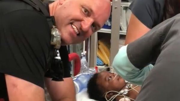 Foto: Detik-detik Polisi AS Selamatkan Seorang Bayi