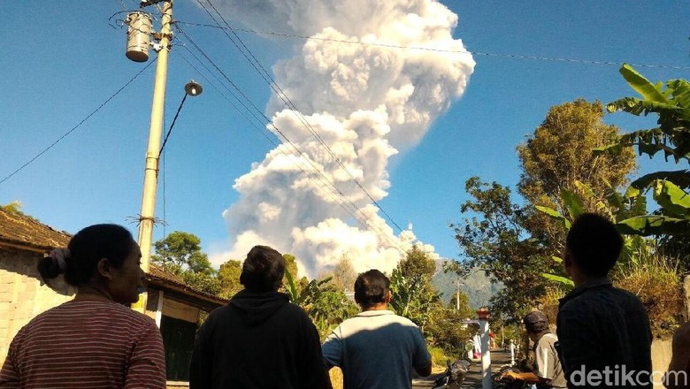 Gunung Merapi mengeluarkan asap (Ragil Ajiyanto/detikcom) Gunung Merapi mengeluarkan asap (Ragil Ajiyanto/detikcom)