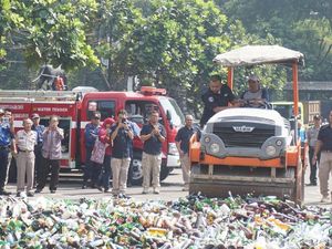Alat Berat Gilas 25 Ribu Botol Miras di Bandung Alat Berat Gilas 25 Ribu Botol Miras di Bandung