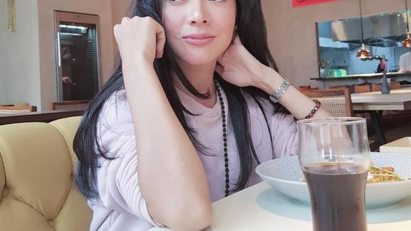 Cantiknya Dea Ananda yang Hobi Banget Menyeruput Kopi