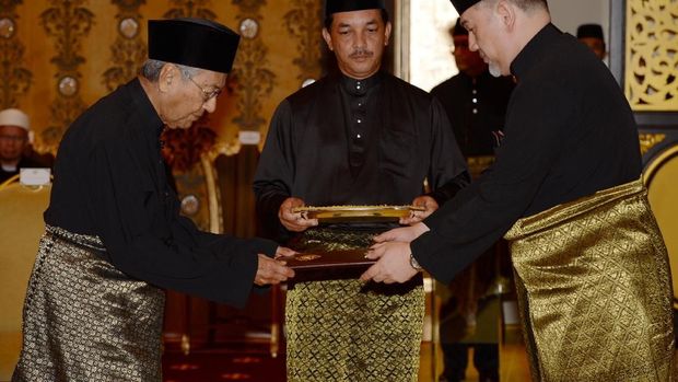 Kronologi Skandal 1MDB Penyebab Najib Kalah dari Mahathir