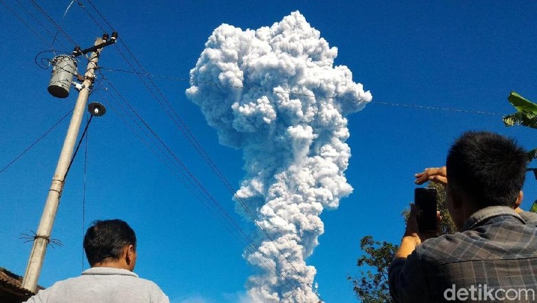 Gunung Merapi mengeluarkan asap (Ragil Ajiyanto/detikcom) Gunung Merapi mengeluarkan asap (Ragil Ajiyanto/detikcom)