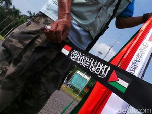 Mendulang Rupiah dari Bisnis Dadakan Jual Pita Aksi Bela Palestina