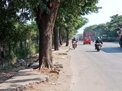 Trotoar di Jalan Cakung Cilincing Tak Ramah Pedestrian