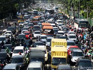 Foto: Ada Aksi Bela Palestina, Lalin Sekitar Monas Macet Foto: Ada Aksi Bela Palestina, Lalin Sekitar Monas Macet