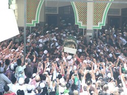 Ribuan Pelayat Iringi Pemakaman KH Sholeh Qosim