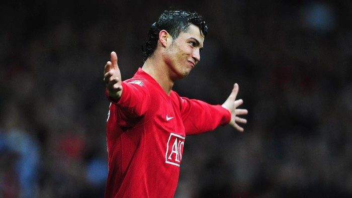 MANCHESTER, UNITED KINGDOM - MARCH 29:  Cristiano Ronaldo of Man.Utd icelebrates after scoring the opening goal during the Barclays Premier League match between Manchester United and Aston Villa at Old Trafford on March 29, 2008 in Manchester, England.  (Photo by Shaun Botterill/Getty Images)