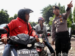Foto: Pengalihan Arus Lalin karena Aksi Bela Palestina Foto: Pengalihan Arus Lalin karena Aksi Bela Palestina