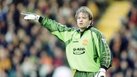 Dalam perburuan penjaga gawang pengganti Peter Schmeichel, Mark Bosnich sempat berlabuh di MU. Dia gagal memenuhi ekspektasi hingga cuma berkarier 1999-2001. (Foto: Ben Radford/Allsport)