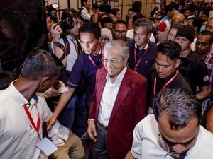 Warga Malaysia Sambut Tumbangnya Rezim Tapi Tetap Waspada