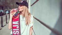 Cantiknya Model Asal Polandia yang Viral karena Pakai Syal Persija
