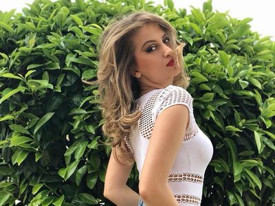 Terpikat Wanita Cantik yang Sering Disebut Cucu Presiden Terseksi di Dunia