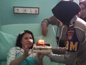 Menjenguk Polisi yang Menjadi Sandera Napi Teroris Menjenguk Polisi yang Menjadi Sandera Napi Teroris