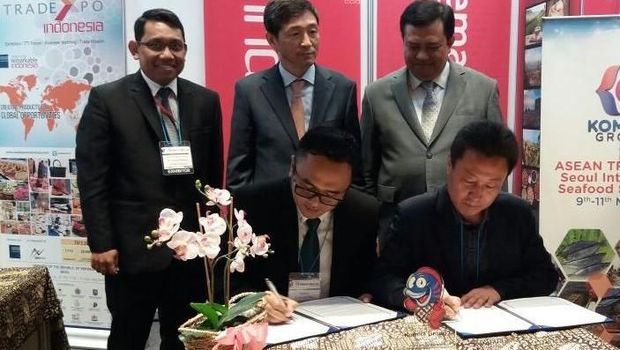 Dubes RI untuk Korsel Umar Hadi (berdiri pertama di kanan) menyaksikan penandatanganan Mou perikanan di “Seoul International Seafood Show 2018” .