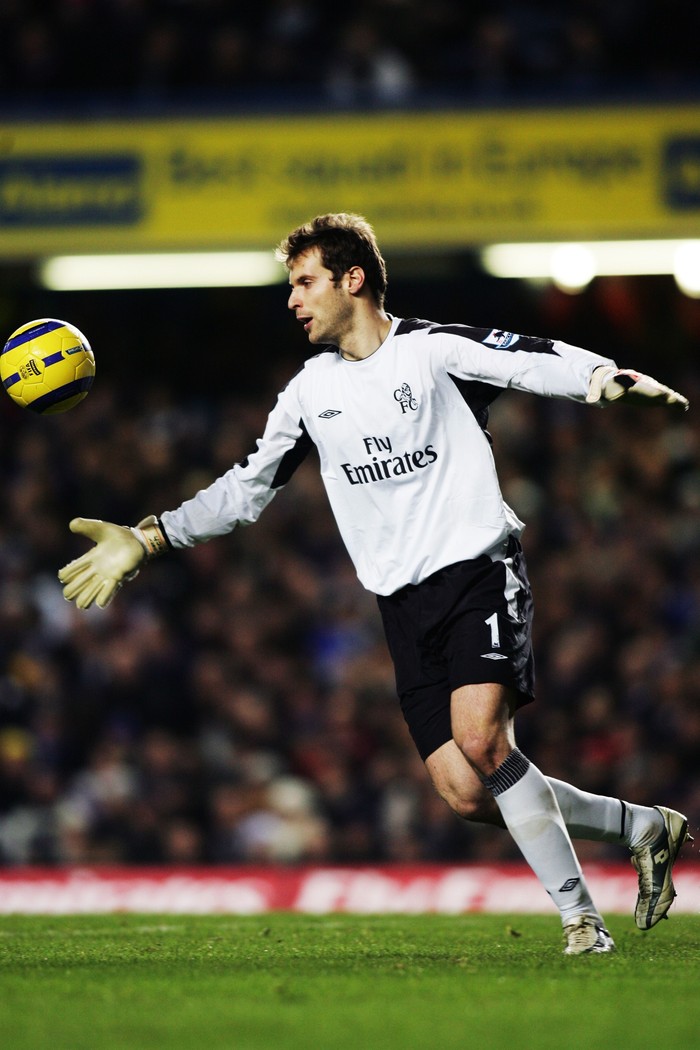 LONDON - JANUARY 04: Petr Cech of Chelsea in action during the Barclays Premiership match between Chelsea and Middlesbrough at Stamford Bridge on January 4, 2005 in London, England. (Photo by Ben Radford/Getty Images)