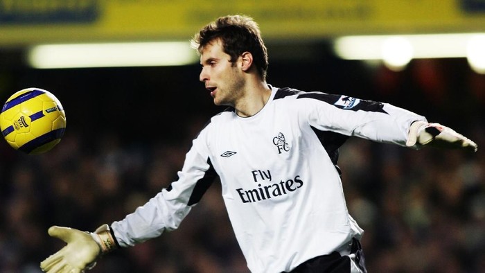 Petr Cech LONDON - JANUARY 04: Petr Cech of Chelsea in action during the Barclays Premiership match between Chelsea and Middlesbrough at Stamford Bridge on January 4, 2005 in London, England. (Photo by Ben Radford/Getty Images)