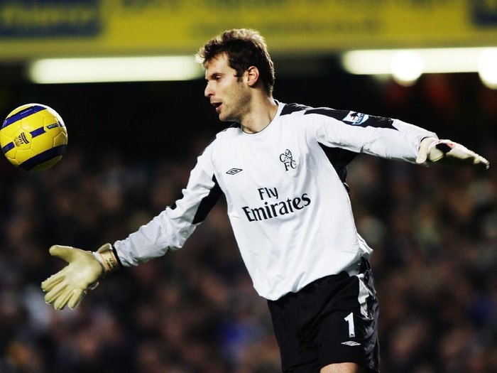 LONDON - JANUARY 04:  Petr Cech of Chelsea in action during the Barclays Premiership match between Chelsea and Middlesbrough at Stamford Bridge on January 4, 2005 in London, England.  (Photo by Ben Radford/Getty Images)