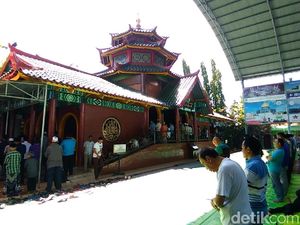 Ratusan Jemaah Masjid Cheng Hoo Gelar Salat Gaib untuk Kiai Sholeh