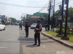 Penjagaan Depan Mako Brimob Diperketat, Warga Dilarang Berfoto