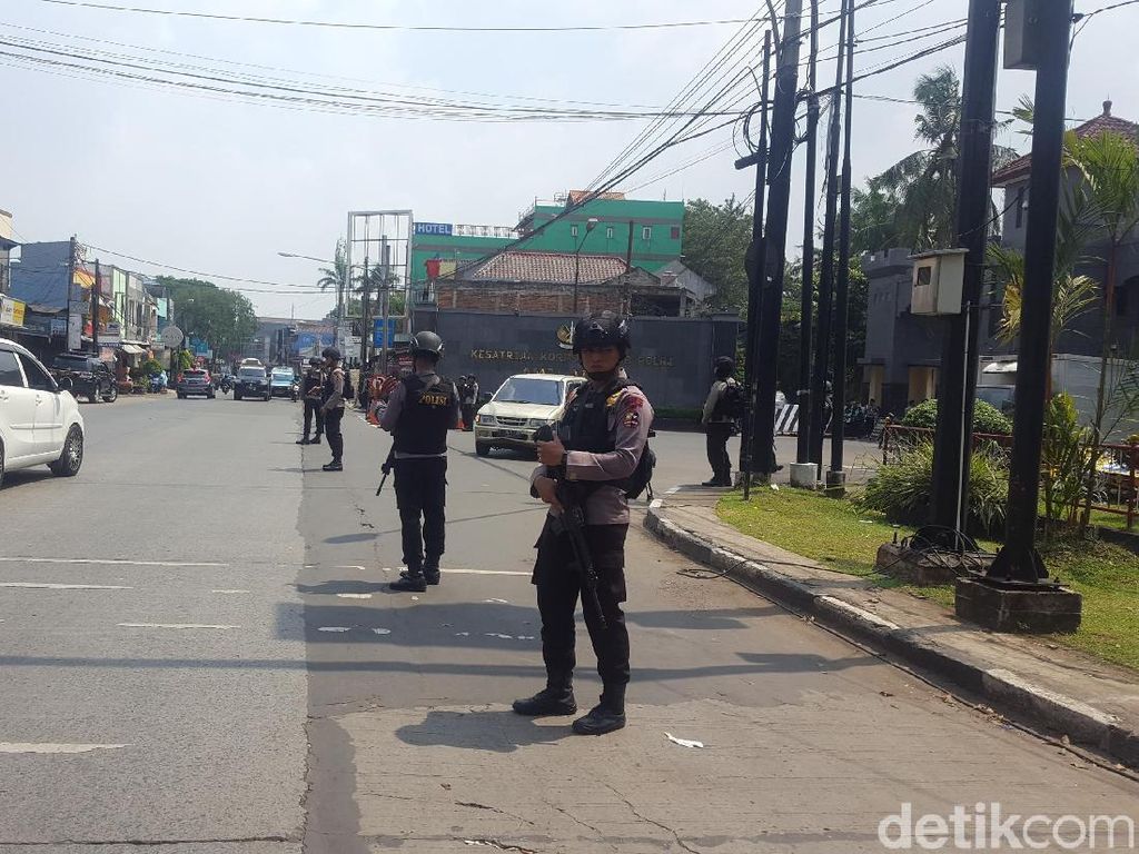 Penjagaan Depan Mako Brimob Diperketat, Warga Dilarang Berfoto Penjagaan Depan Mako Brimob Diperketat, Warga Dilarang Berfoto