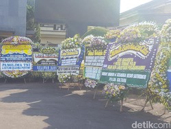 Puluhan Karangan Bunga Penuhi Pekarangan Mako Brimob