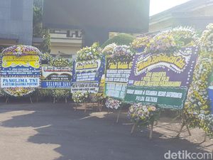 Puluhan Karangan Bunga Penuhi Pekarangan Mako Brimob Puluhan Karangan Bunga Penuhi Pekarangan Mako Brimob