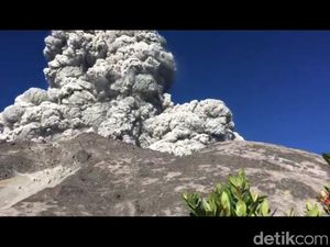 Hujan Abu Tipis Terpantau di Lereng Merapi Pascaletusan Freatik Hujan Abu Tipis Terpantau di Lereng Merapi Pascaletusan Freatik