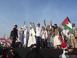 Massa Aksi Bela Palestina Putihkan Kawasan Monas