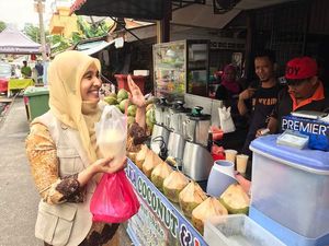 Begini Gaya Santai Nurul Izzah, Putri Sulung Anwar Ibrahim Saat Kulineran