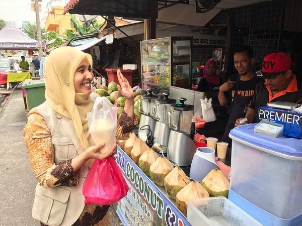 Begini Gaya Santai Nurul Izzah, Putri Sulung Anwar Ibrahim Saat Kulineran