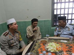 Saat Napi Teroris Poso Diajak Polisi Makan Rujak