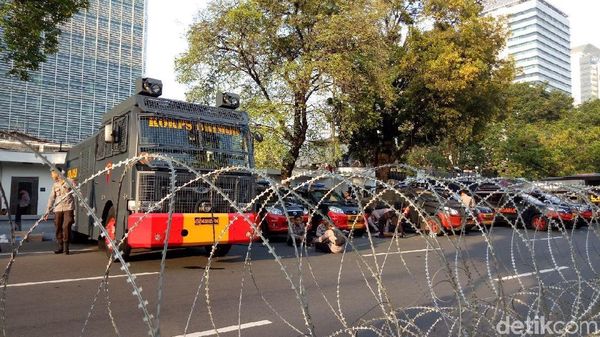 Foto: Anoa TNI dan Baracuda Polri Jaga Kedubes AS